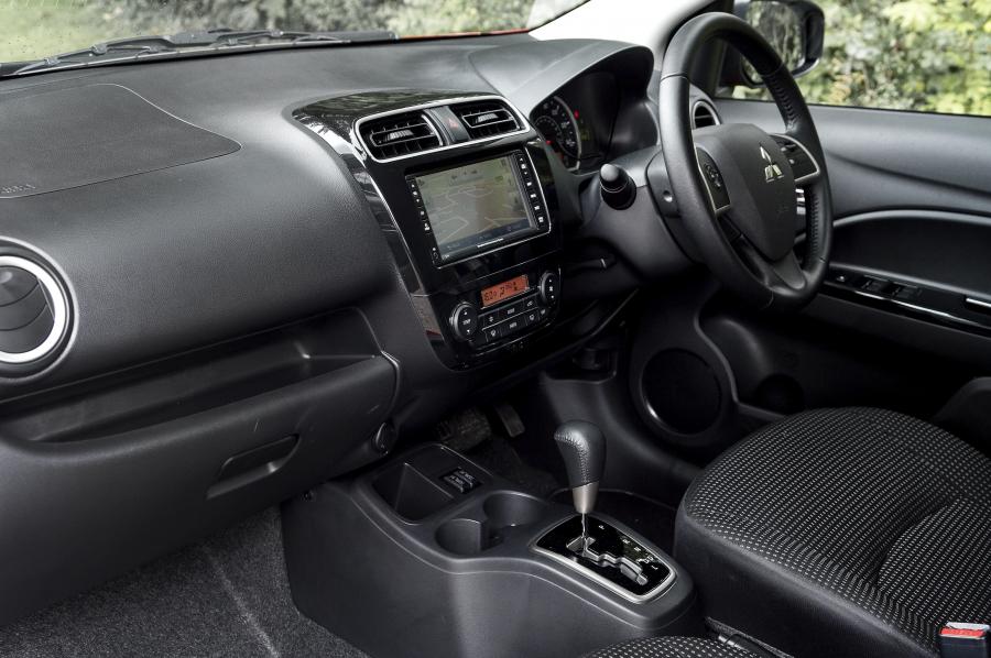 Интерьер Mitsubishi Mirage 2013 года  (UK) (фото 3 из 31)